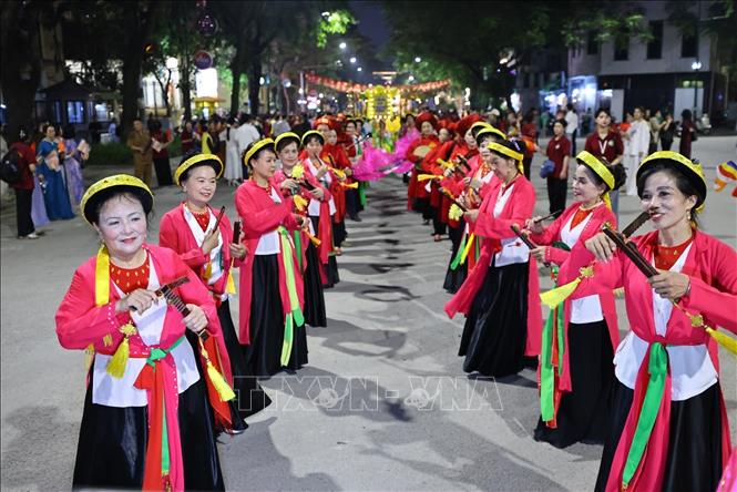 Lễ rước Xá lợi Phật và xe hoa cầu nguyện quốc thái, dân an trên các tuyến phố. Ảnh: Minh Đức - TTXVN