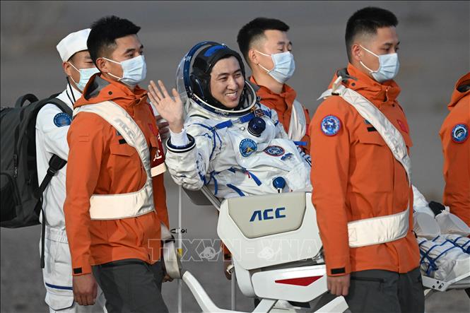 Nhà du hành Vũ Phi rời khỏi khoang đổ bộ của Tàu vũ trụ Thần Châu-22 khi tàu tiếp cận bãi đỗ ở thị trấn Đông Phong, Khu tự trị Nội Mông, miền Bắc Trung Quốc ngày 29/5/2026. Ảnh: THX/TTXVN