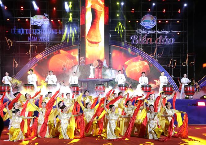 Một tiết mục nghệ thuật đặc sắc tại buổi lễ khai mạc.  Ảnh: Đinh Hương – TTXVN