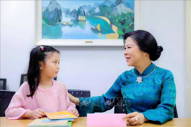 Phu nhân Ngô Phương Ly với học sinh lớp học tiếng Việt Lạc Hồng vào sáng 30/5. Ảnh: TTXVN phát