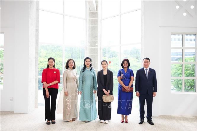 Chiều 30/5, Phu nhân Ngô Phương Ly cùng bà Loo Tze Lui, Phu nhân Thủ tướng Singapore Lawrence Wong thăm Temasek Shophouse, một trung tâm tạo tác động xã hội của Singapore. Ảnh: TTXVN phát