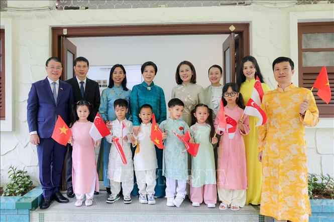 Phu nhân Ngô Phương Ly thăm lớp học Lạc Hồng vào sáng 30/5. Ảnh: TTXVN phát