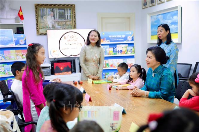 Phu nhân Ngô Phương Ly thăm lớp học Lạc Hồng vào sáng 30/5. Ảnh: TTXVN phát