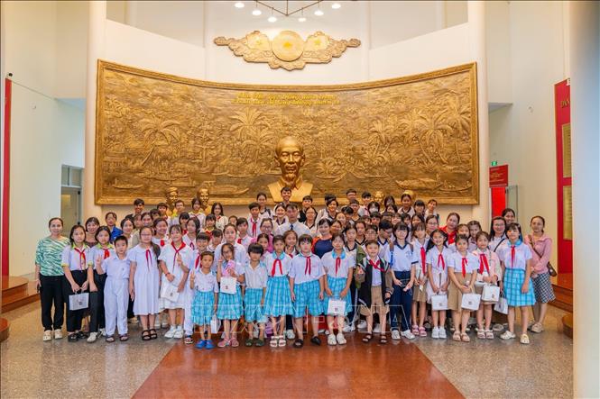 Các em chụp ảnh lưu niệm tại bảo tàng. Ảnh: Ánh Tuyết - TTXVN