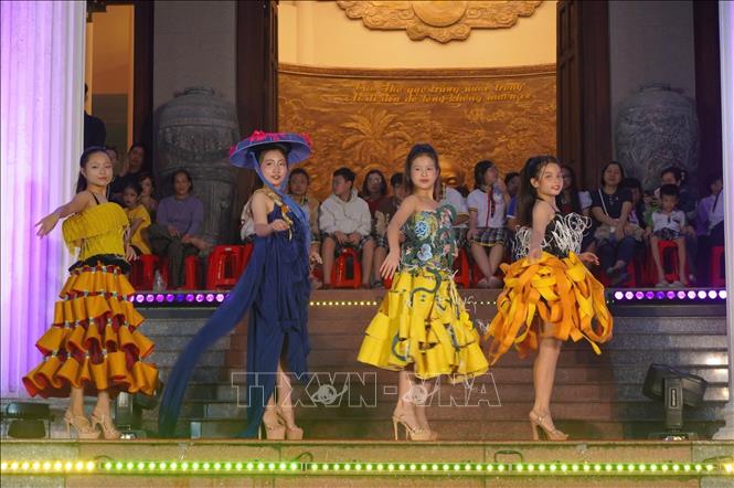 Hoạt động trình diễn thời trang. Ảnh: Ánh Tuyết - TTXVN
