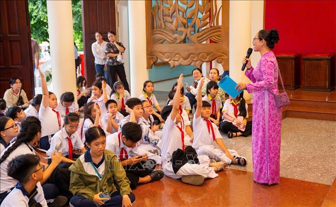 Các em nghe về lịch sử dân tộc. Ảnh: Ánh Tuyết - TTXVN