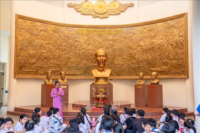 Học sinh tìm hiểu về cuộc đời hoạt động cách mạng của Chủ tịch Hồ Chí Minh. Ảnh: Ánh Tuyết - TTXVN