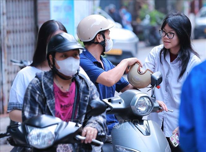 Các phụ huynh luôn là hậu phương, chỗ dựa vững chắc cho các thí sinh tự tin bước vào kỳ thi quan trọng. Ảnh: Hoàng Hiếu - TTXVN