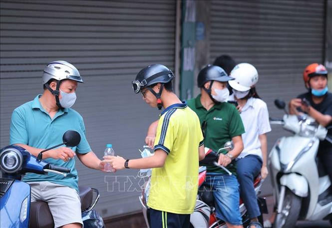Các phụ huynh luôn là hậu phương, chỗ dựa vững chắc cho các thí sinh tự tin bước vào kỳ thi quan trọng. Ảnh: Hoàng Hiếu - TTXVN