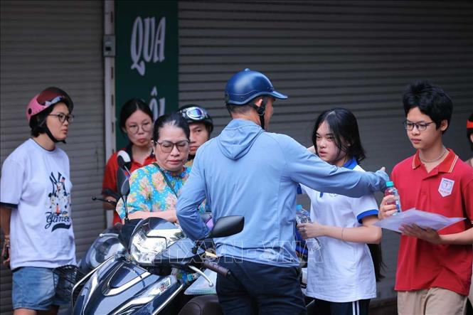 Chúc con hoàn thành tốt môn thi Toán - môn thi cuối Kỳ thi tuyển sinh lớp 10 công lập tại Hà Nội. Ảnh: Hoàng Hiếu - TTXVN 