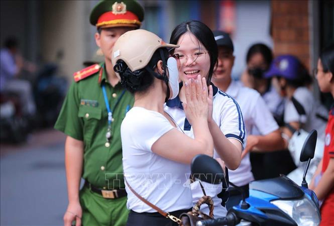 Chúc con hoàn thành tốt môn thi Toán - Kỳ thi tuyển sinh lớp 10 công lập tại Hà Nội. Ảnh: Hoàng Hiếu - TTXVN 