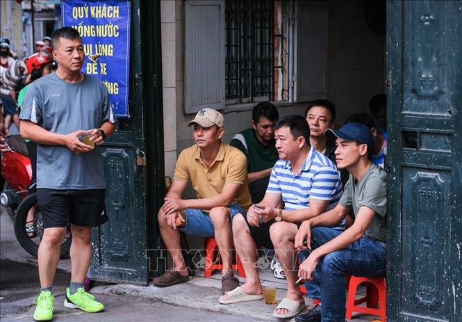 Phụ huynh ngóng chờ thí sinh làm bài thi bên ngoài điểm thi Trường THCS Ngô Quyền (Bạch Mai, Hà Nội). Ảnh: Hoàng Hiếu - TTXVN