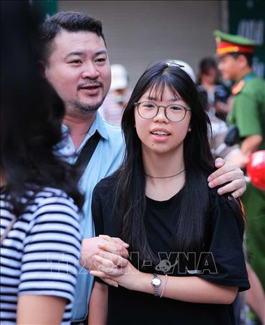 Những lời động viên của phụ huynh, người nhà giúp các thí sinh thêm tự tin bước vào kỳ thi quan trọng. Ảnh: Hoàng Hiếu - TTXVN