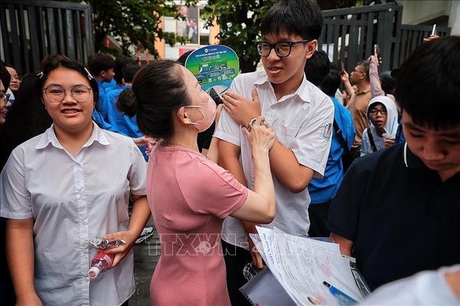 Nam sinh vui vẻ trong vòng tay người thân sau khi hoàn thành buổi thi đầu tiên tại điểm thi THCS Ngô Sĩ Liên. Ảnh: Phạm Tuấn Anh - TTXVN
