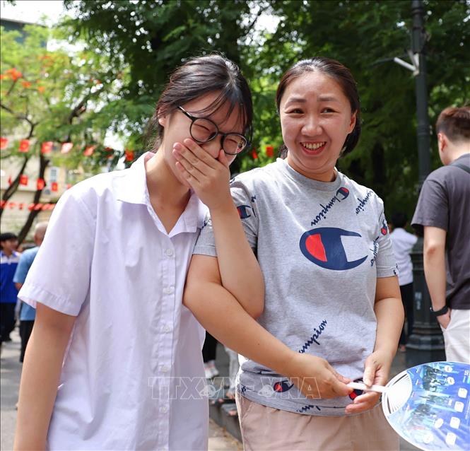 Niềm vui mừng của mẹ khi đón con gái hoàn thành tốt môn thi đầu tiên tại điểm thi Trường THPT Trần Nhân Tông. Ảnh: Thanh Tùng - TTXVN