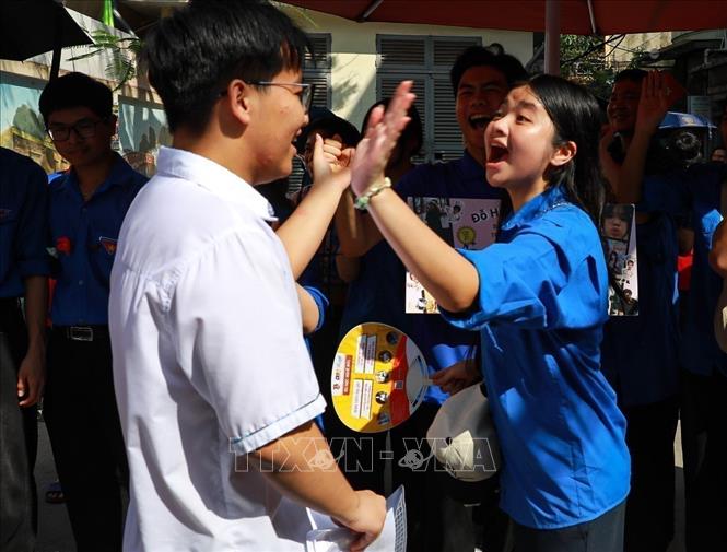 Thí sinh chia sẻ cảm xúc với người thân sau khi kết thúc tốt đẹp mỗi môn thi. Ảnh: Khánh Hoà - TTXVN