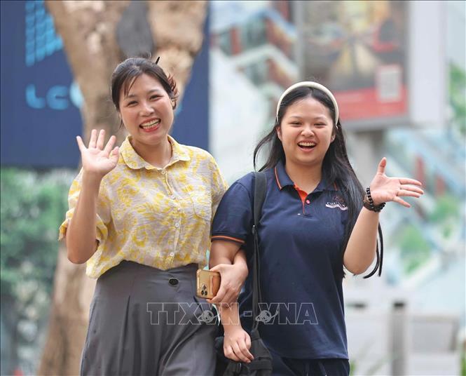 Mẹ đưa con đến trường dự thi môn Ngữ văn. Ảnh: Thanh Tùng - TTXVN