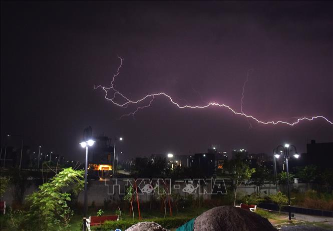 Tia sét trên bầu trời tại New Delhi, Ấn Độ. Ảnh: ANI/TTXVN