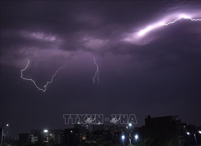 Tia sét trên bầu trời tại New Delhi, Ấn Độ. Ảnh: ANI/TTXVN
