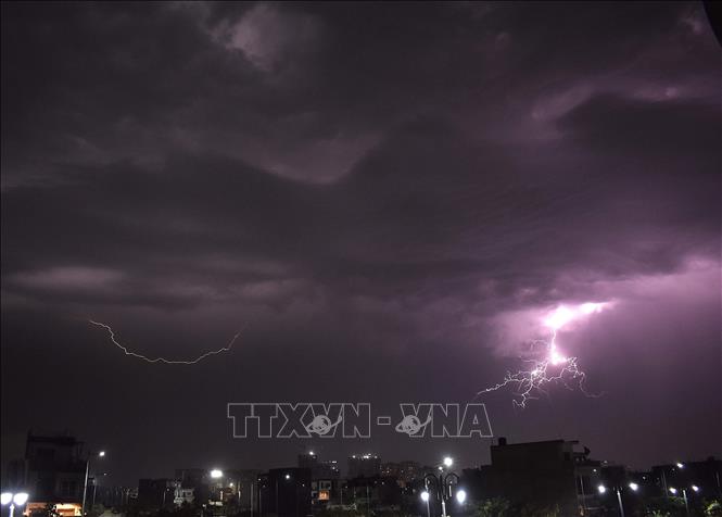 Những tia sét trên bầu trời tại New Delhi, Ấn Độ. Ảnh: ANI/TTXVN