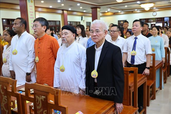 Các đại biểu niệm Phật cầu gia bị và làm lễ chào cờ. Ảnh: Minh Đức - TTXVN