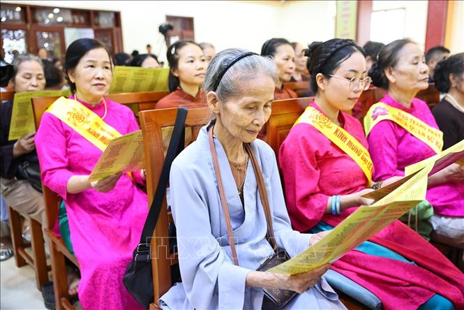 Các Phật tử tham dự Đại lễ Phật đản. Ảnh: Minh Đức - TTXVN
