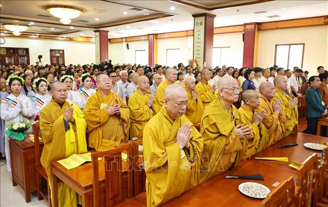 Các đại biểu niệm Phật cầu gia bị tại Đại lễ Phật đản. Ảnh: Minh Đức - TTXVN