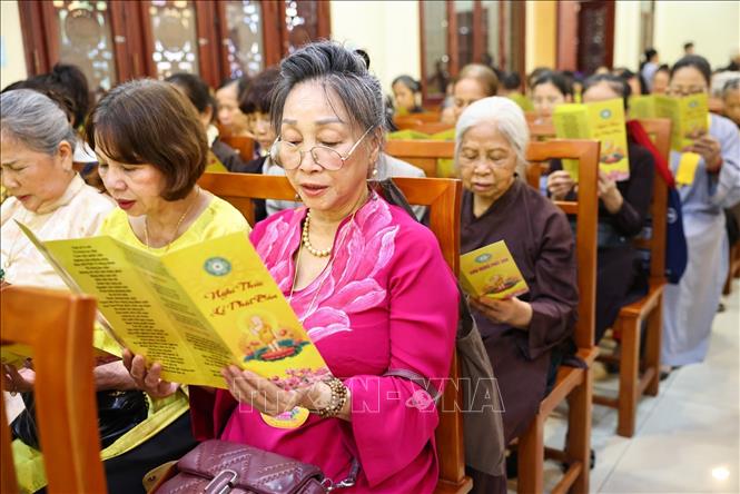 Các Phật tử tham dự Đại lễ Phật đản. Ảnh: Minh Đức - TTXVN