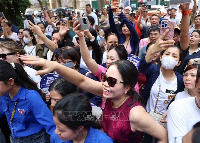 Phụ huynh chờ đón thí sinh tại điểm thi Trường THPT Trần Phú – Hoàn Kiếm sau môn thi cuối cùng của Kỳ thi tuyển sinh lớp 10 công lập  . Ảnh: Thanh Tùng - TTXVN