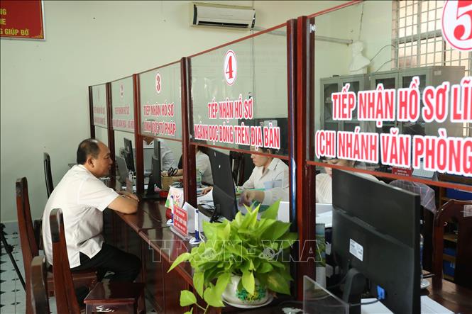 Trung tâm phục vụ hành chính công phường Vị Tân vận hành ổn định, từng bước nâng cao chất lượng phục vụ người dân và doanh nghiệp. Ảnh: Duy Khương – TTXVN