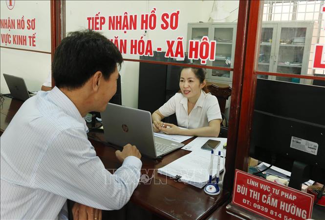 Trung tâm phục vụ hành chính công phường Vị Tân vận hành ổn định, từng bước nâng cao chất lượng phục vụ người dân và doanh nghiệp. Ảnh: Duy Khương – TTXVN