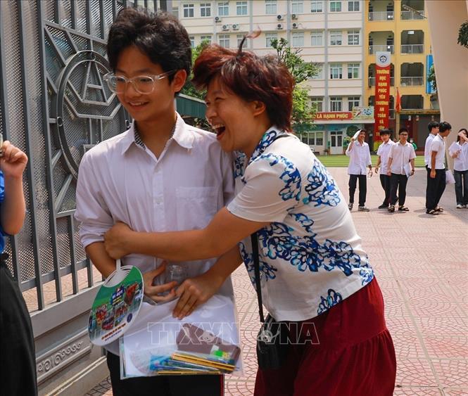 Cảm xúc vỡ oà khi con đã hoàn thành kỳ thi. Ảnh: Khánh Hoà - TTXVN