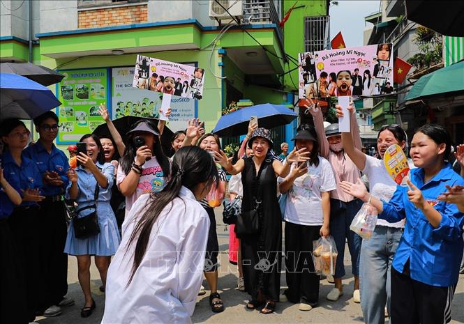 Cảm xúc vỡ oà khi con đã hoàn thành kỳ thi. Ảnh: Khánh Hoà - TTXVN