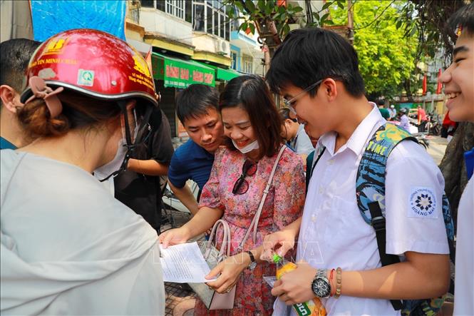 Chia sẻ cảm xúc cùng con sau kỳ thi căng thẳng. Ảnh: Khánh Hoà - TTXVN
