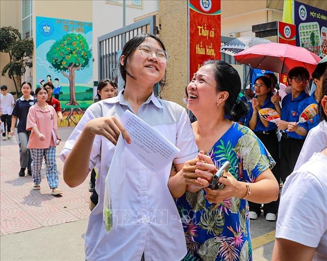 Chia sẻ cảm xúc cùng con sau kỳ thi căng thẳng. Ảnh: Khánh Hoà - TTXVN
