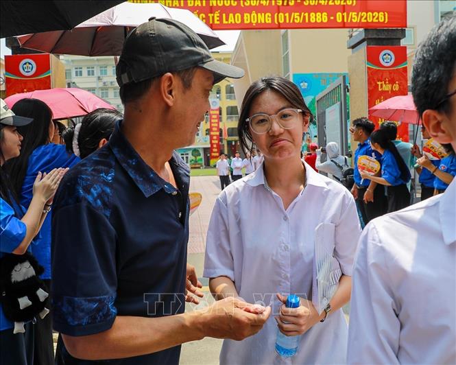 Chia sẻ cảm xúc cùng con sau kỳ thi căng thẳng. Ảnh: Khánh Hoà - TTXVN
