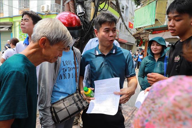 Chia sẻ cảm xúc cùng con sau kỳ thi căng thẳng. Ảnh: Khánh Hoà - TTXVN
