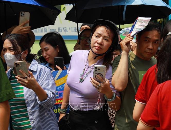 Tâm trạng hồi hộp, mong ngóng của phụ huynh chờ con ngoài điểm thi khi hồi trống kết thúc môn thi vang lên. Ảnh: Khánh Hoà - TTXVN