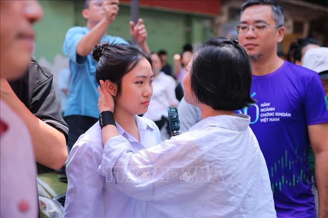 Chia sẻ với con khi bài làm không như ý muốn. Ảnh: Hoàng Hiếu - TTXVN