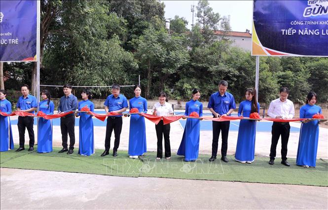 Lãnh đạo Trung ương Hội Liên hiệp Thanh niên Việt Nam, lãnh đạo phường Vĩnh Phúc và các đại biểu thực hiện nghi thức cắt băng khánh thành công trình không gian thể thao thanh niên 