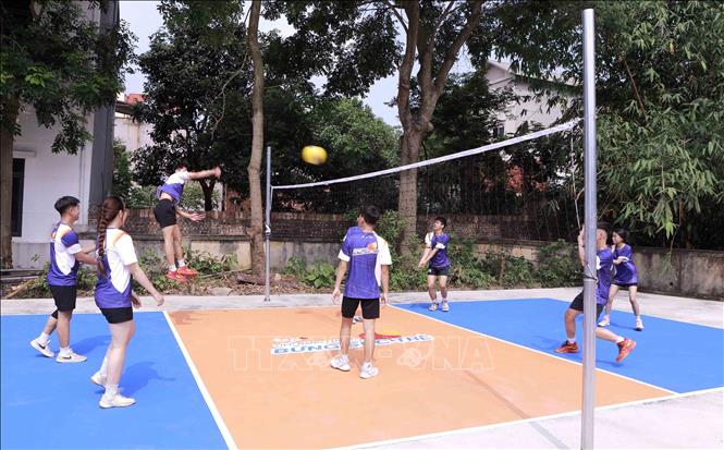 Các bạn trẻ tham gia thi đấu bóng chuyền tại công trình không gian thể thao thanh niên 