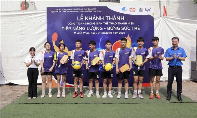 Lãnh đạo Trung ương Hội Liên hiệp Thanh niên Việt Nam cùng đơn vị đồng hành trao tặng vợt pickleball và bóng chuyền cho Câu lạc bộ Thể thao tổ dân phố Mậu Lâm, phường Vĩnh Phúc tại lễ ra mắt. Ảnh: Hoàng Hùng - TTXVN