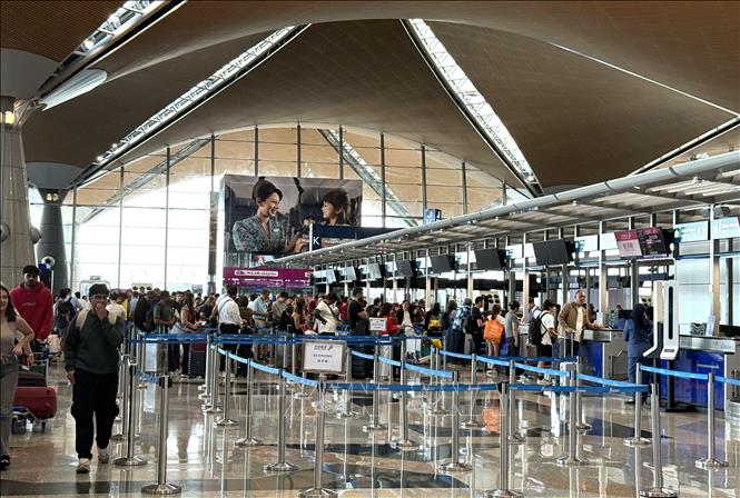Hành khách làm thủ tục tại Sân bay Quốc tế Kuala Lumpur, Malaysia. Ảnh: Bình Thanh - PV TTXVN tại Malaysia