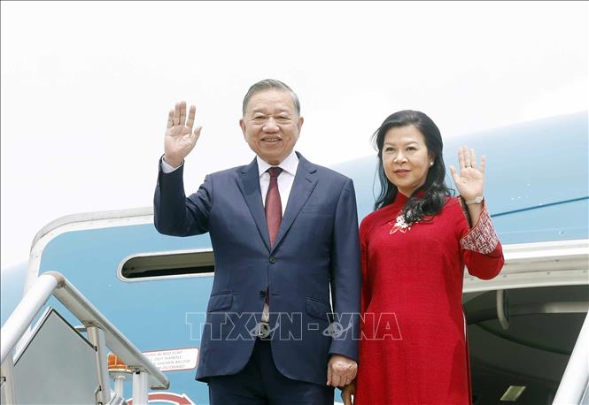 Tổng Bí thư, Chủ tịch nước Tô Lâm và Phu nhân đến sân bay quân sự Villamor Airbase, Manila. Ảnh: Thống Nhất – TTXVN
