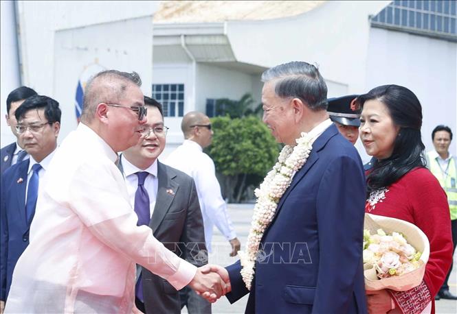 Tổng Bí thư, Chủ tịch nước Tô Lâm và Phu nhân đến Manila, bắt đầu chuyến thăm cấp Nhà nước tới Philippines. Ảnh: Thống Nhất – TTXVN