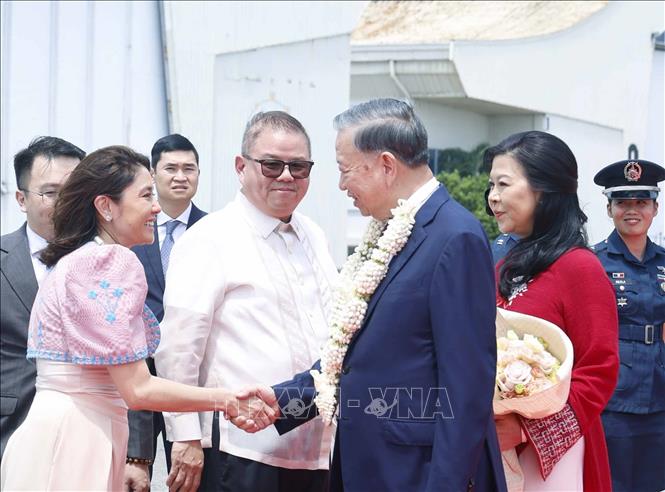 Tổng Bí thư, Chủ tịch nước Tô Lâm và Phu nhân đến Manila, bắt đầu chuyến thăm cấp Nhà nước tới Philippines. Ảnh: Thống Nhất – TTXVN