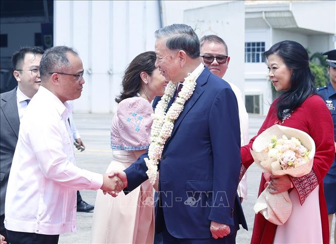 Tổng Bí thư, Chủ tịch nước Tô Lâm và Phu nhân đến Manila, bắt đầu chuyến thăm cấp Nhà nước tới Philippines. Ảnh: Thống Nhất – TTXVN