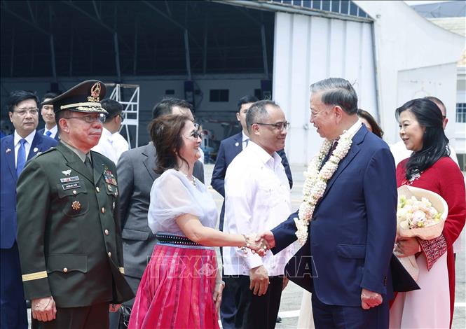 Các quan chức Chính phủ Philippines đón Tổng Bí thư, Chủ tịch nước Tô Lâm và Phu nhân tại sân bay quân sự Villamor Airbase, Manila. Ảnh: Thống Nhất – TTXVN