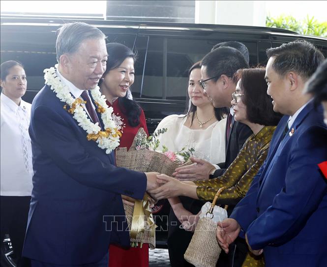 Cán bộ Đại sứ quán và cộng đồng người Việt Nam tại Philippines đón Tổng Bí thư, Chủ tịch nước Tô Lâm và Phu nhân. Ảnh: Thống Nhất – TTXVN