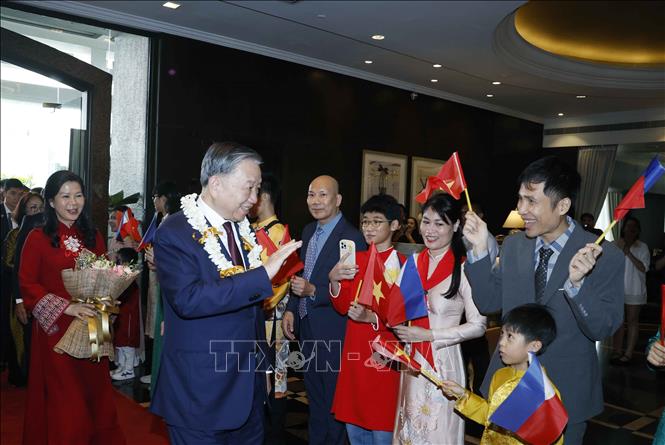 Cán bộ Đại sứ quán và cộng đồng người Việt Nam tại Philippines đón Tổng Bí thư, Chủ tịch nước Tô Lâm và Phu nhân. Ảnh: Thống Nhất – TTXVN